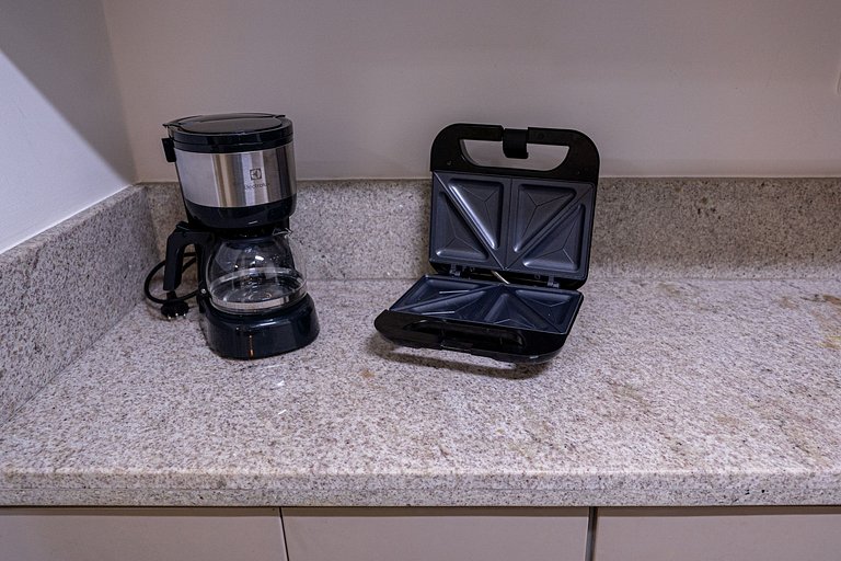 Flat com Limpeza Diária, Piscina e Praia - DL1804