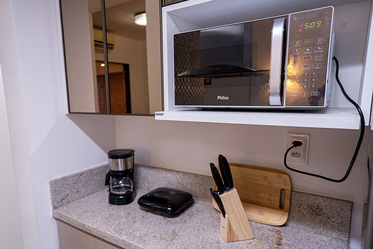 Flat com Limpeza Diária, Piscina e Praia - DL1804