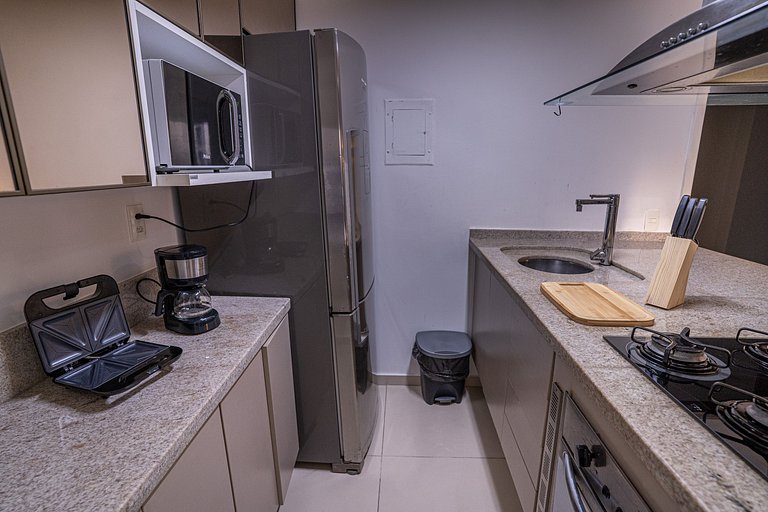 Flat com Limpeza Diária, Piscina e Praia - DL1804