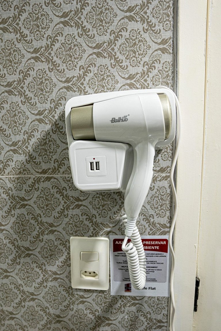 Flat com Limpeza Diária, Piscina e Praia - DL1804