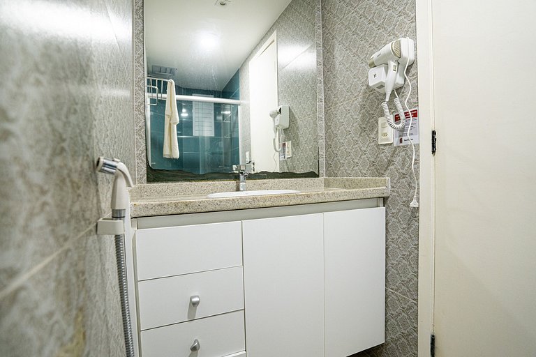 Flat com Limpeza Diária, Piscina e Praia - DL1804