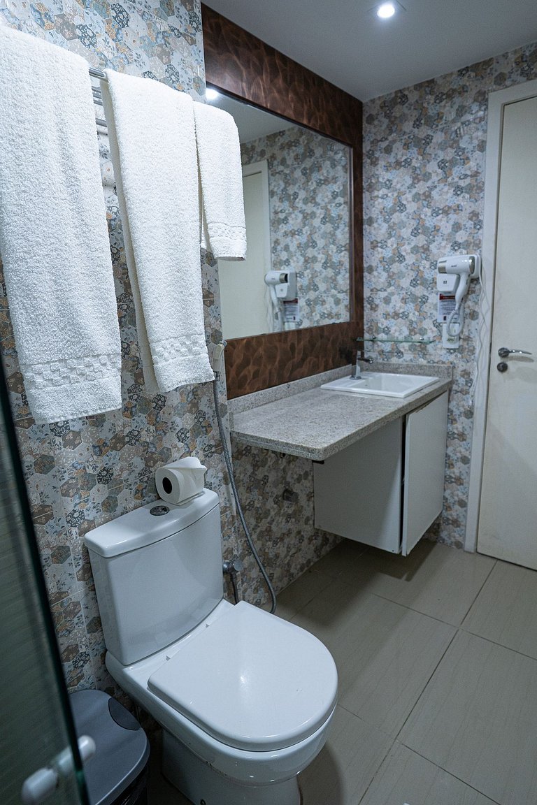 Flat com Limpeza Diária, Piscina e Praia - DL1804