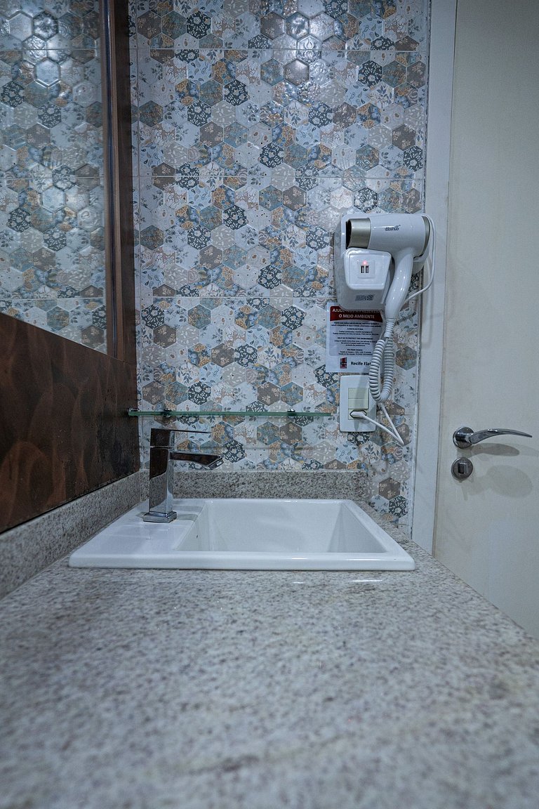 Flat com Limpeza Diária, Piscina e Praia - DL1804