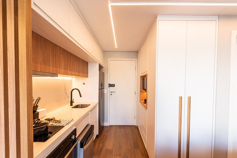 Studio com Piscina e Metrô em Pinheiros - PG313