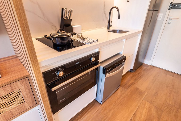 Studio com Piscina e Metrô em Pinheiros - PG313