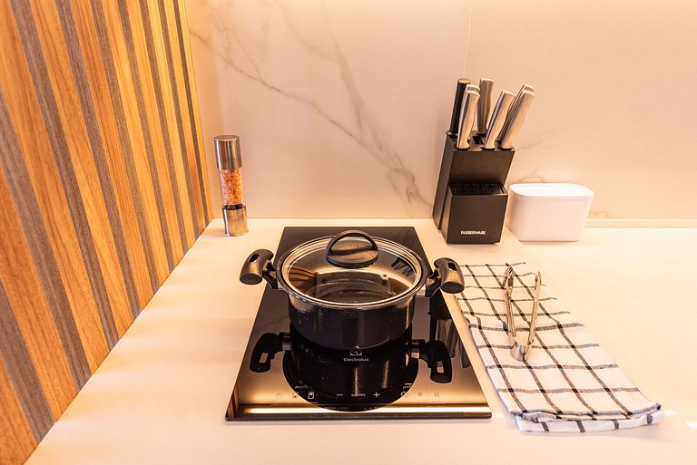 Studio com Piscina e Metrô em Pinheiros - PG313