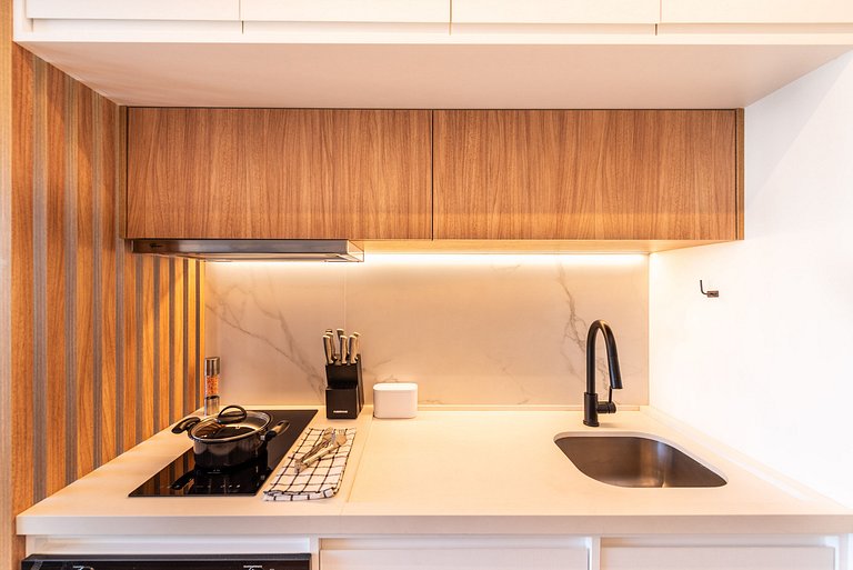 Studio com Piscina e Metrô em Pinheiros - PG313