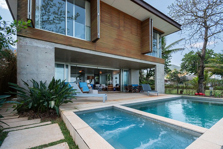 Casa Alto Padrão Pé na Areia | Guaecá - CG