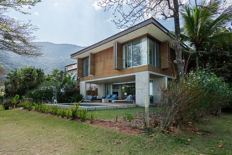 Casa Alto Padrão Pé na Areia | Guaecá - CG