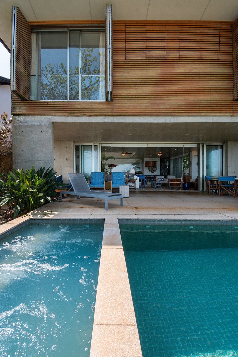 Alto Padrão Pé na Areia com Piscina em Guaecá - CG