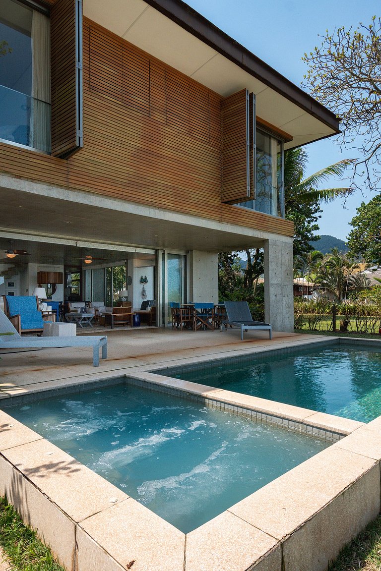 Casa Alto Padrão Pé na Areia | Guaecá - CG