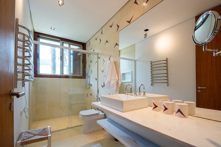 Alto Padrão Pé na Areia com Piscina em Guaecá - CG