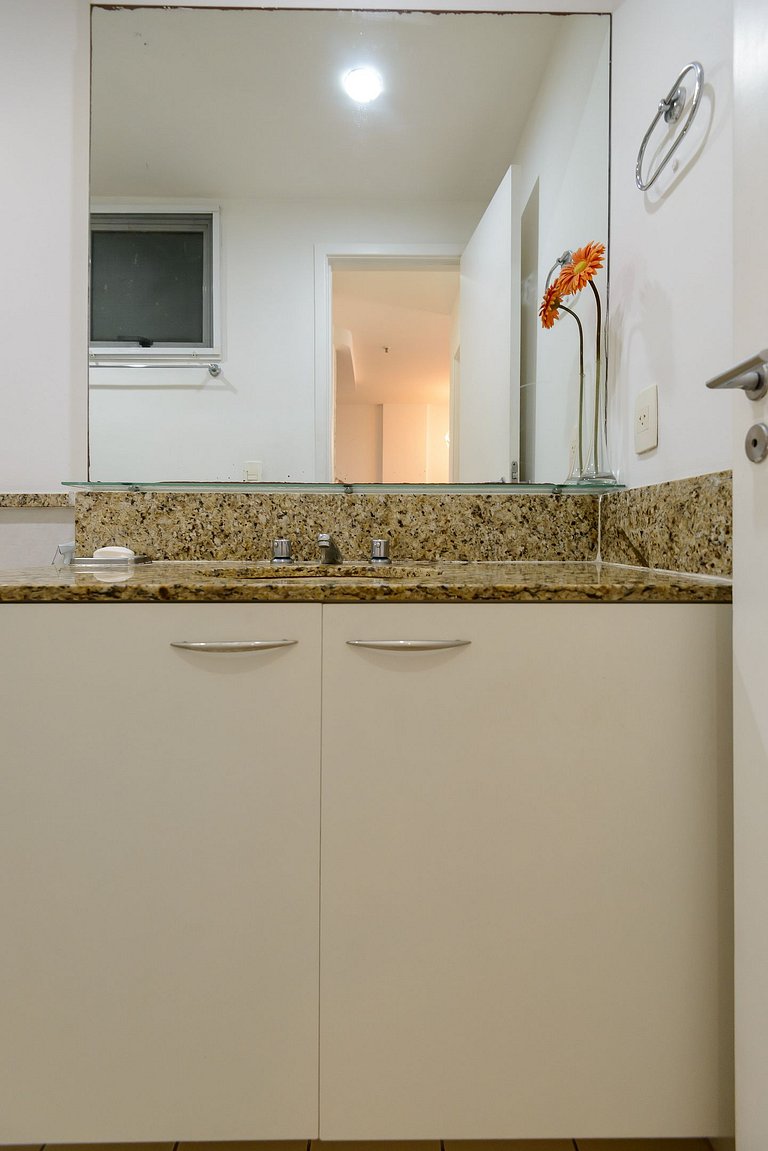 Flat c/ Limpeza Diária e Estacionamento - LB507