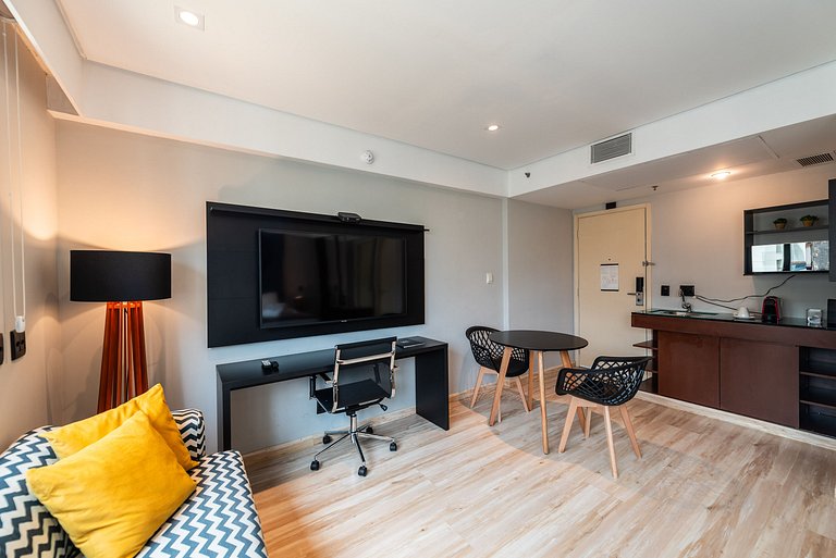 Studio em Hotel com Vaga e Limpeza Diária - M1013