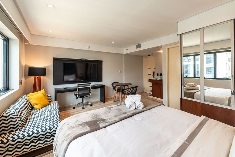 Studio em Hotel com Vaga e Limpeza Diária - M1013