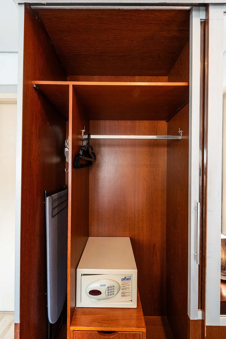 Studio em Hotel com Vaga e Limpeza Diária - M1013