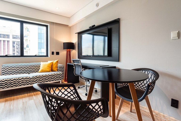 Studio em Hotel com Vaga e Limpeza Diária - M1013