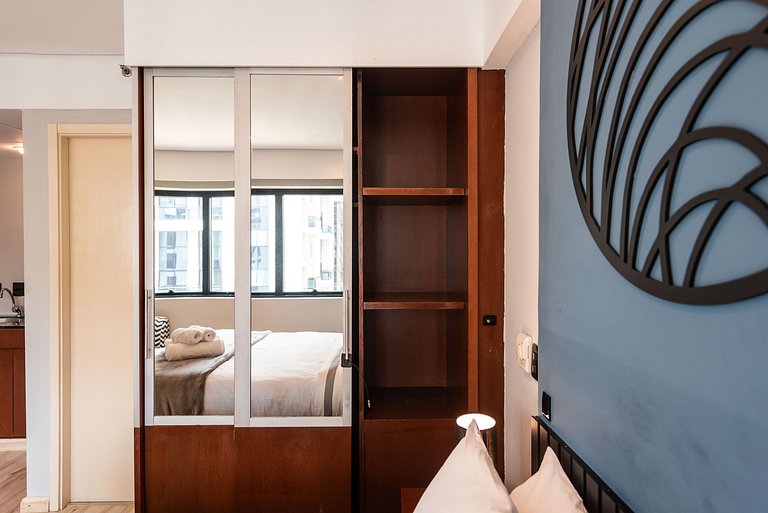 Studio em Hotel com Vaga e Limpeza Diária - M1013