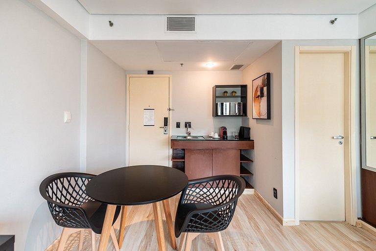 Studio em Hotel com Vaga e Limpeza Diária - M1013