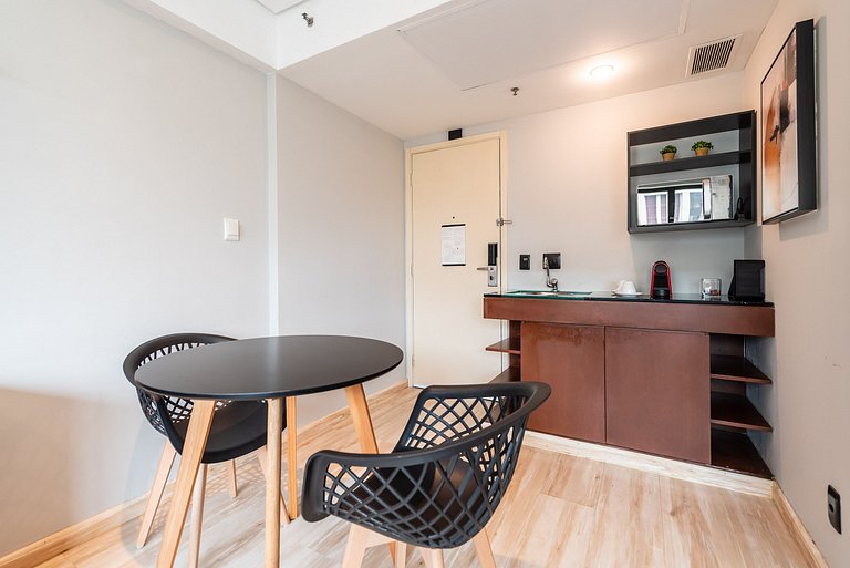 Studio em Hotel com Vaga e Limpeza Diária - M1013