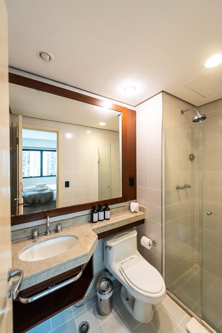 Studio em Hotel com Vaga e Limpeza Diária - M1013