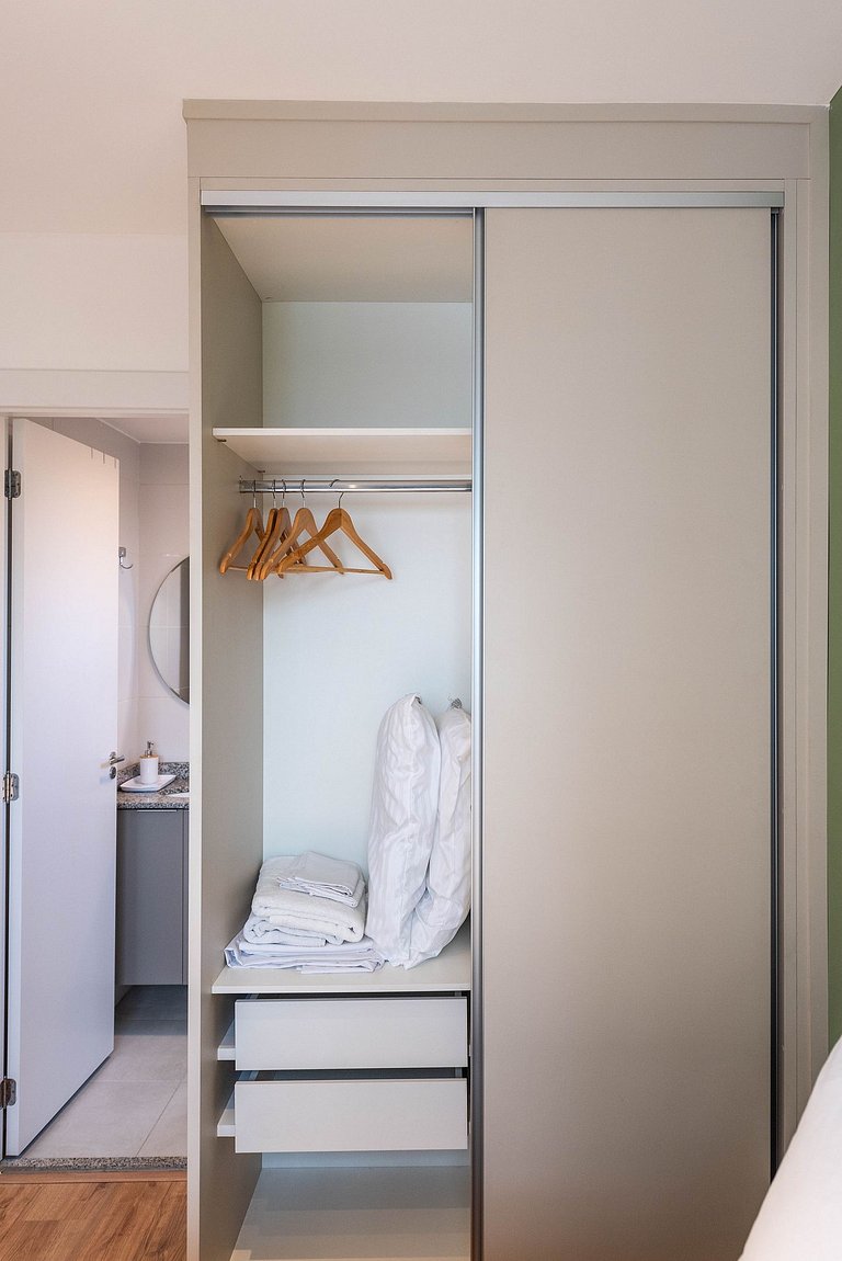 Studio em Pinheiros c/ piscina e academia - V711