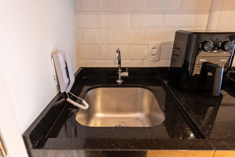 Studio em Pinheiros c/ piscina e academia - V711